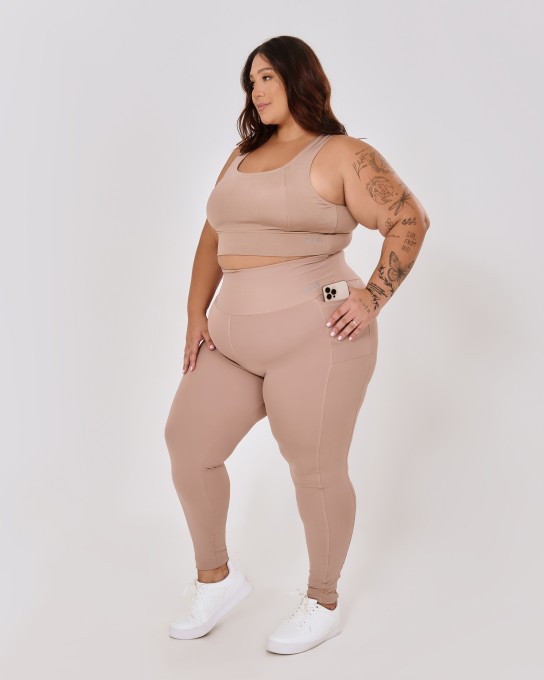 Calça com Bolso Lateral Plus Size Nude