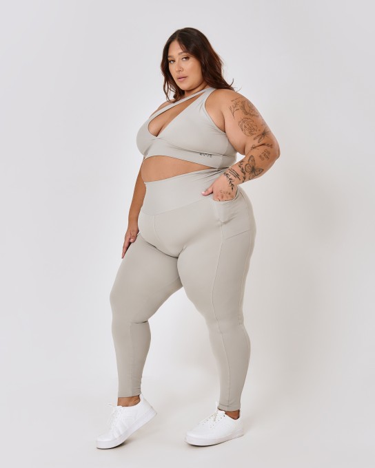 Calça com Bolso Lateral Plus Size Silver