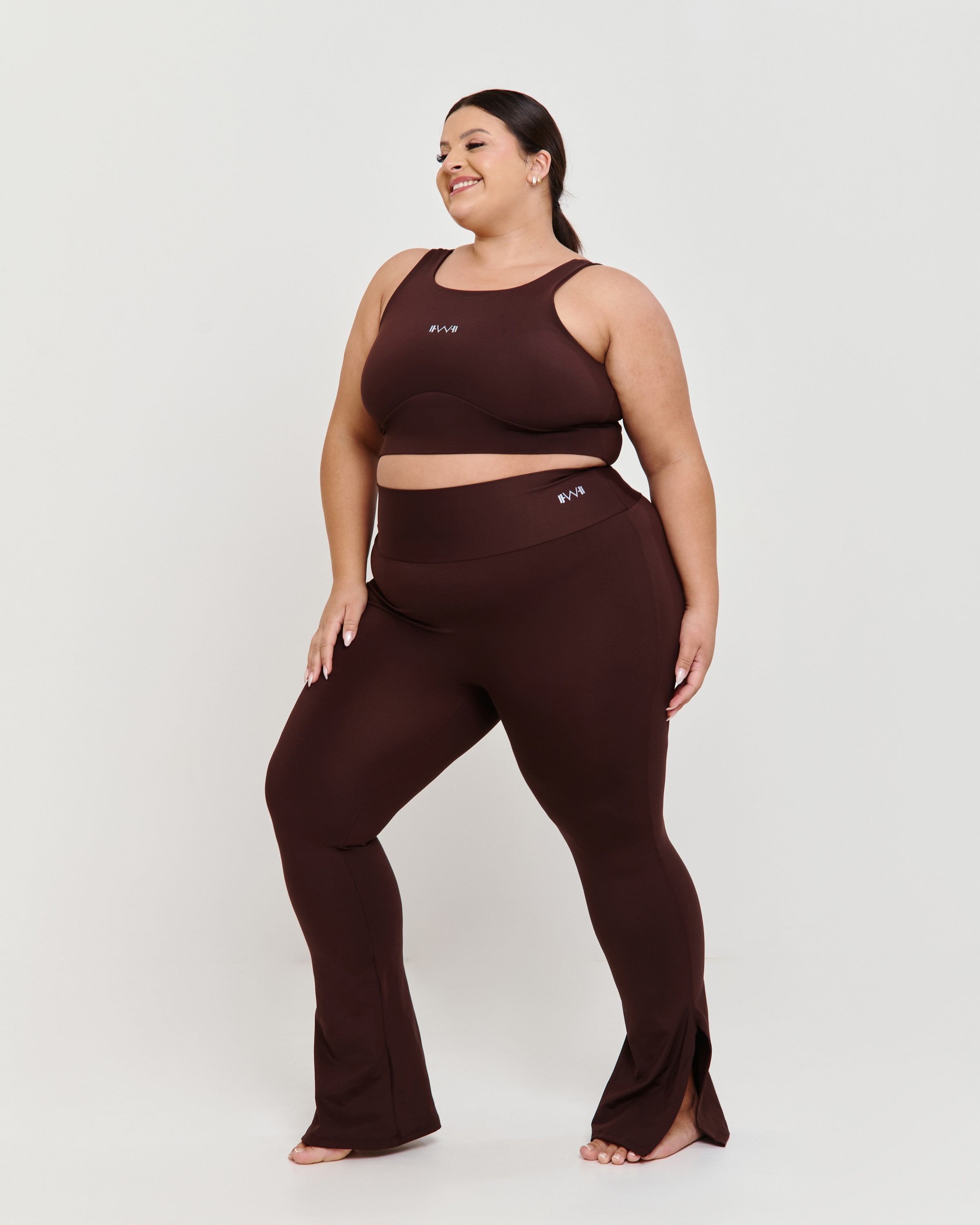 Calça Flare com Fenda Lateral Plus Size Dark Oak - Power Fit