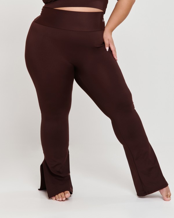 Calça Flare com Fenda Lateral Plus Size Dark Oak - Power Fit