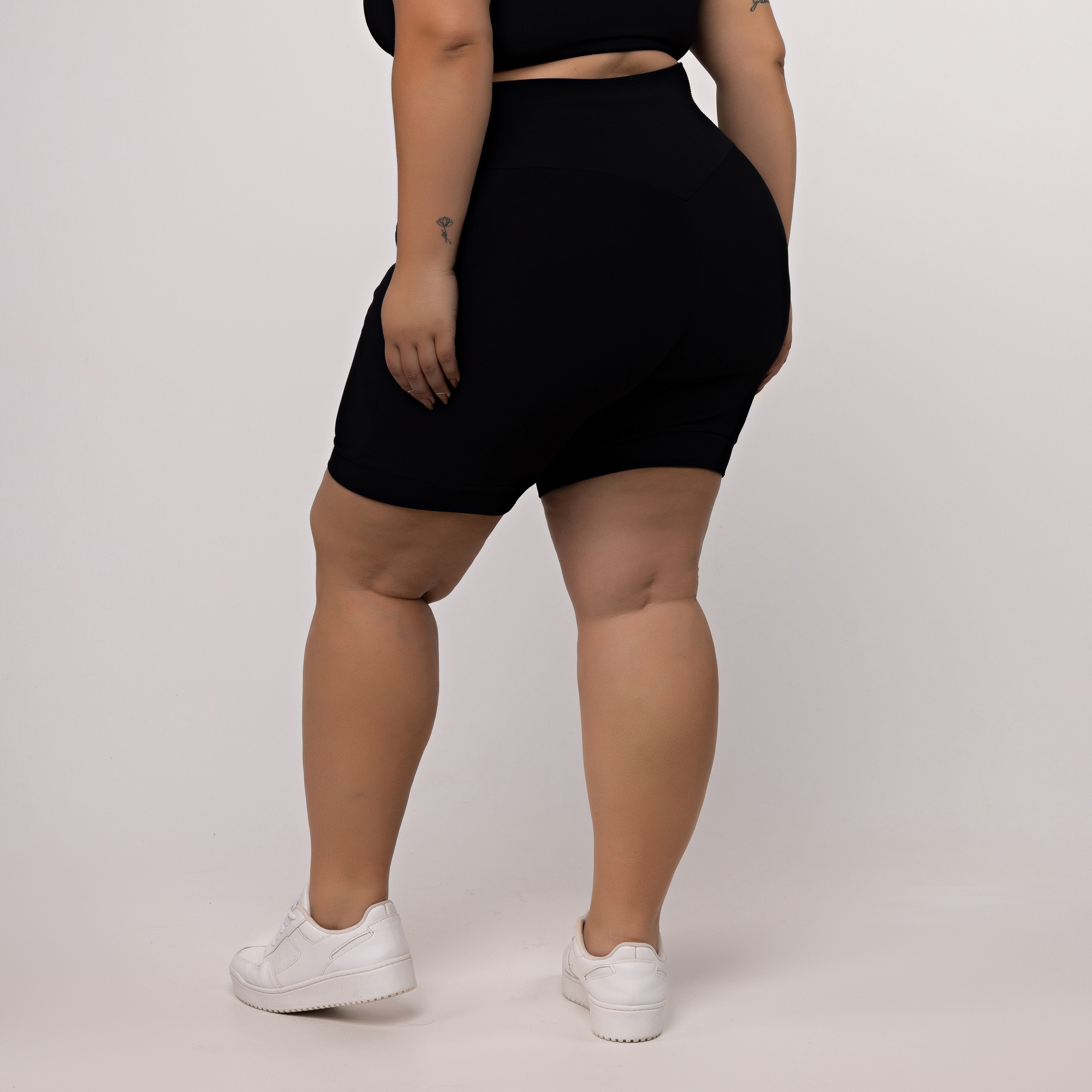 Bermuda Canelada Plus Size com Bolso