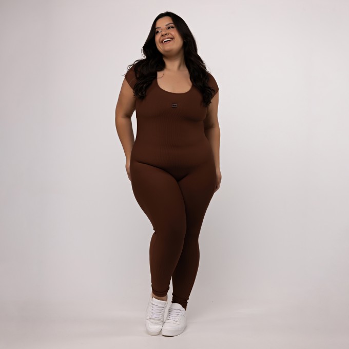 Macacão Canelado Manguinha Plus Size