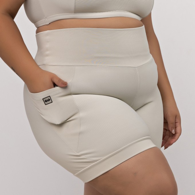 Bermuda Canelada com Bolso Plus Size